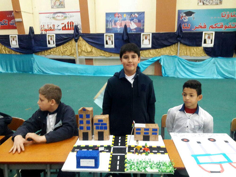 الطالب زيد ياسر السعدي يقدم شرحاً لمشروعهn