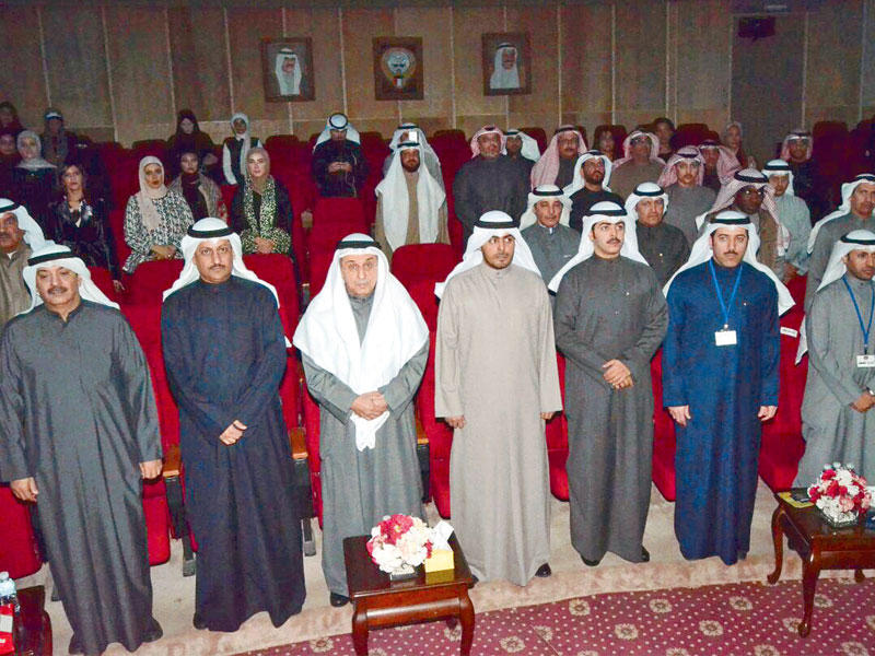 بن ناجي متوسطاً المشاركين في احتفال التكريم بجمعية المحامين