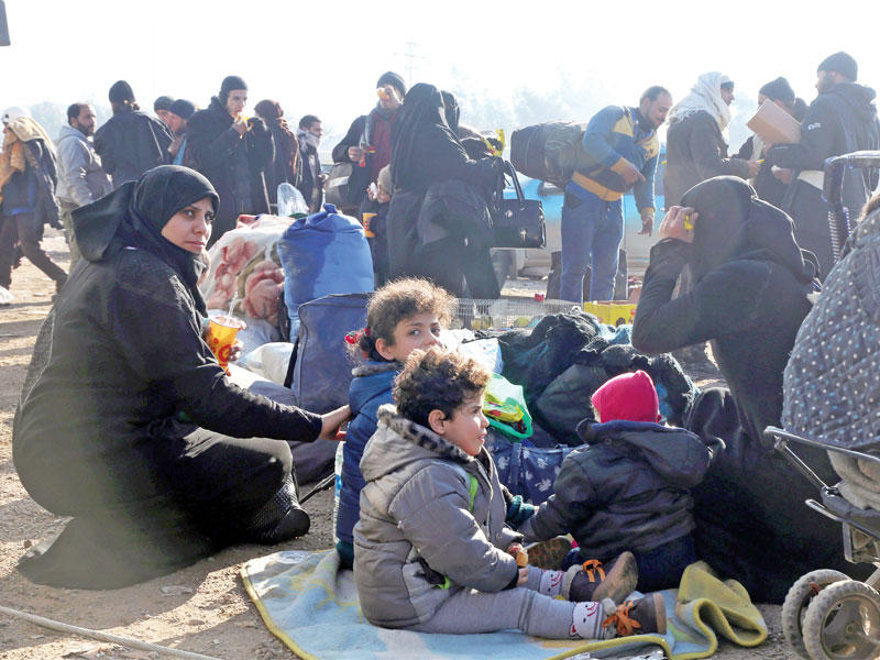 مهجرون من حلب يصلون إلى منطقة خان العسال أمس (أ ف ب)