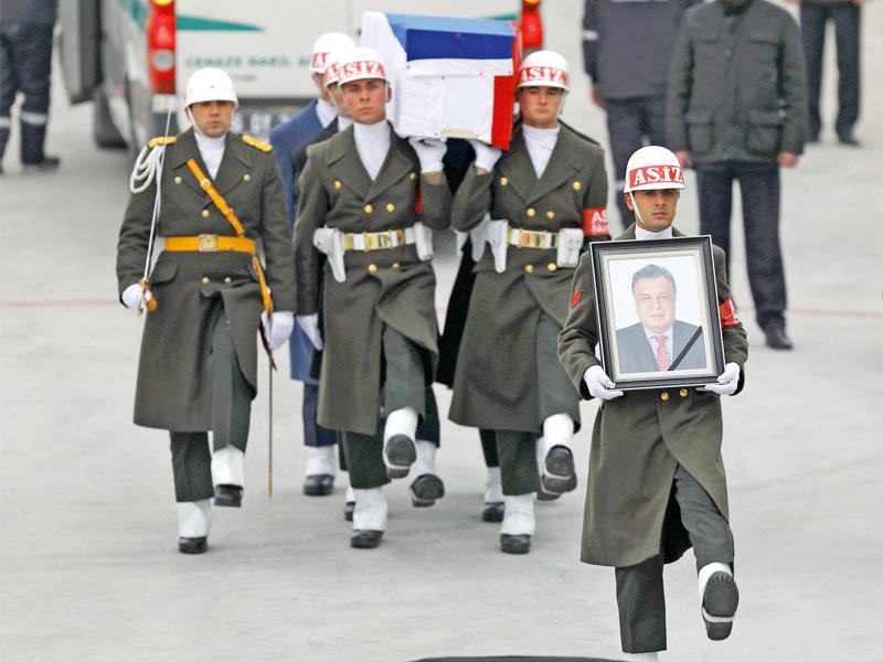 جثمان كارلوف بمطار ايسنبوجا بأنقرة أمس (رويترز)