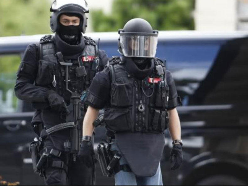  الشرطة السويسرية أمس