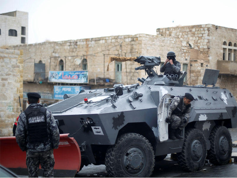 رجال أمن في محافظة الكرك جنوب الأردن أمس