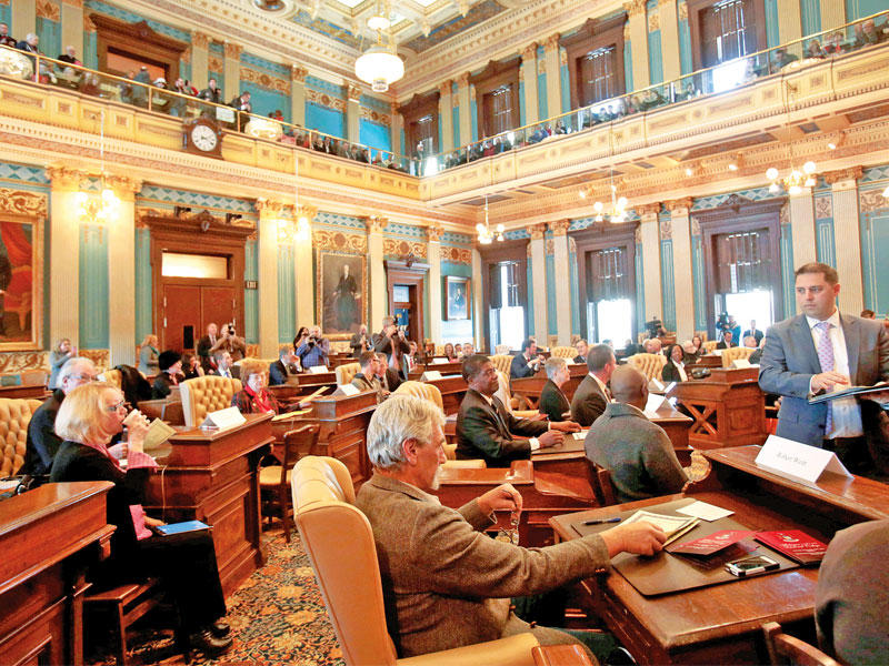 الهيئة الناخبة بمشيغان أثناء التصويت على تثبيت ترامب في لانسنغ أمس الأول (رويترز)