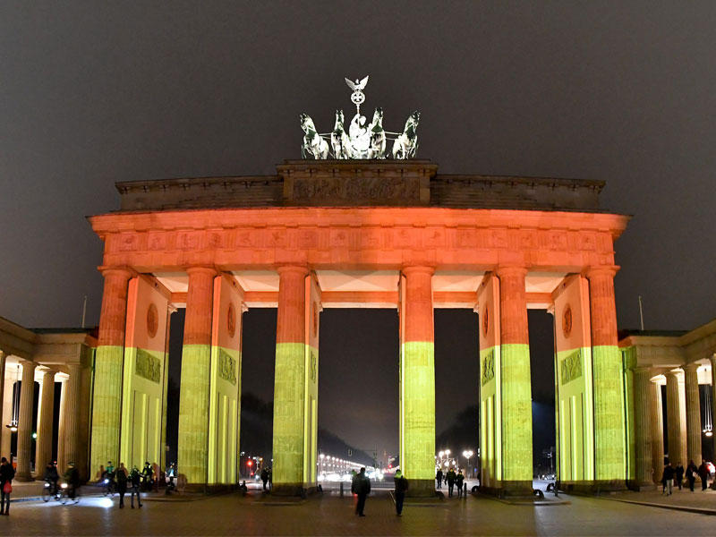 بوابة براندنبورغ مضيئة في أعقاب هجوم