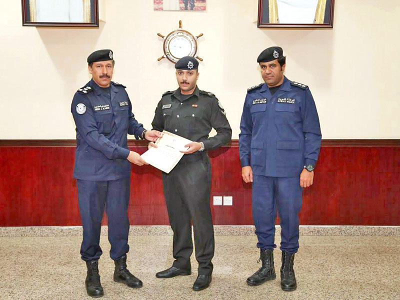 العابدين مكرماً أحد رجال الأمن