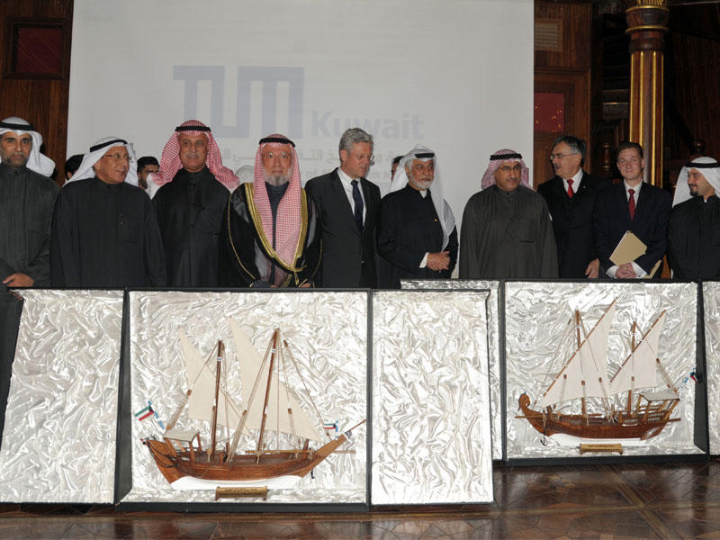 الفارس والسفير الألماني ورئيس جامعة ميونيخ وباقر خلال حفل توقيع «الاتفاقية» (تصوير عثمان الشعيب)