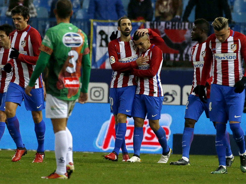 فرحة لاعبي أتلتيكو بعد إحراز كوريا هدفاً في مرمى لاس بالماس