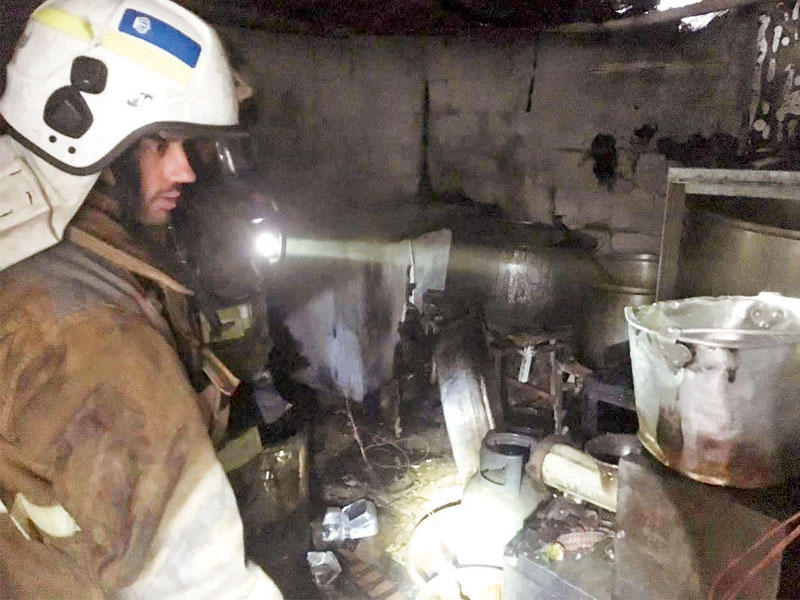 أحد رجال الإطفاء في مكان الحريق