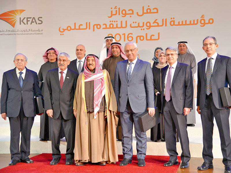 الأمير متوسطا بعض المكرمين