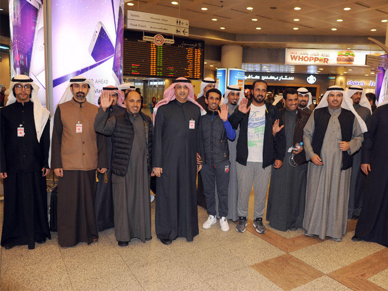 المواطنون الأربعة بين مستقبليهم في المطار لدى وصولهم أمس الأول