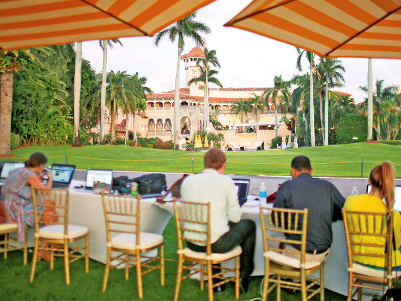 صحافيون خارج مقر ترامب في مدينة بالم بيتش بولاية فلوريدا أمس الأول t( رويترز)n