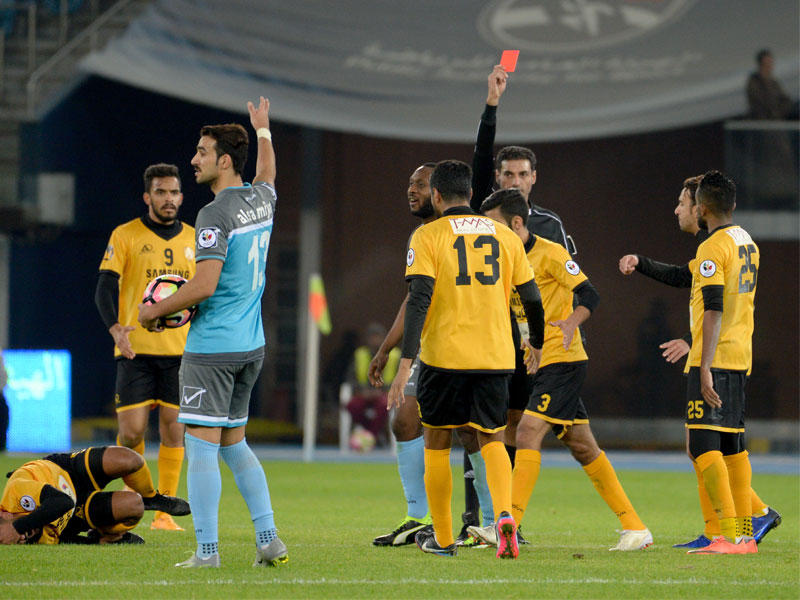 محمود يشهر البطاقة الحمراء لكيتا (تصوير نوفل إبراهيم)