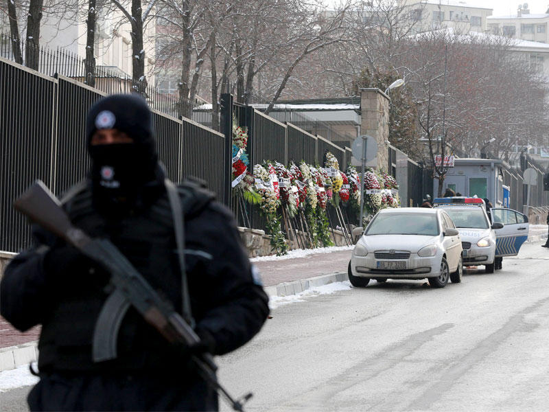 جندي تركي يؤمن الطريق المؤدي إلى السفارة الروسية في أنقرة أمسt(أ ف ب)