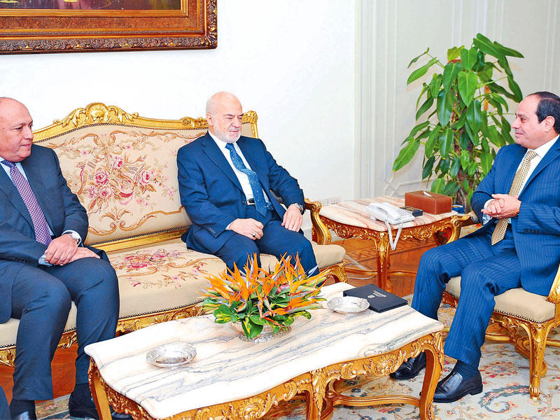 السيسي مستقبلاً الجعفري بحضور وزير الخارجية المصري سامح شكري أمس