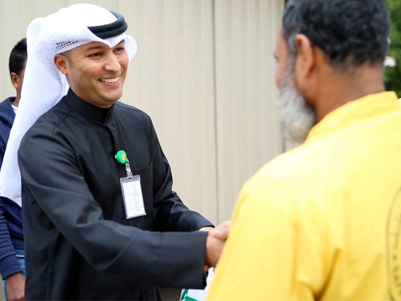 جانب من توزيع «حقيبة بيتك للملابس الشتوية» 