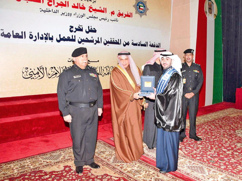 الجراح مكرماً أحد الخريجين