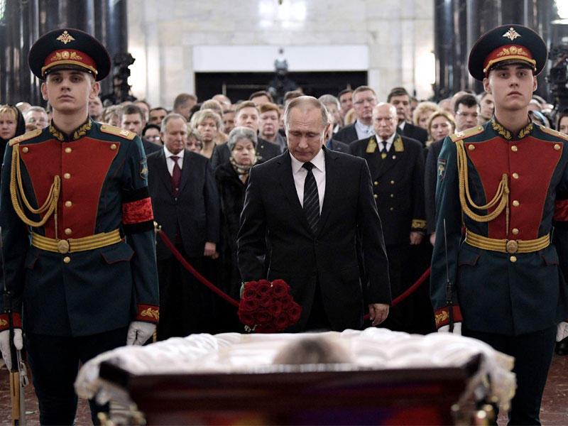 بوتين يلقي نظرة الوداع على كارلوف في موسكو أمس (أ ف ب)