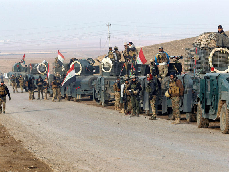 وصول تعزيزات عسكرية إضافية لشرق مدينة الموصل أمس (رويترز)