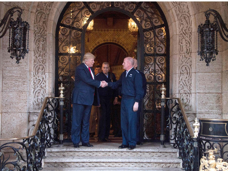 ترامب يودع قادة عسكريين بعد اجتماعات في بالم بيتش بفلوريدا أمس الأول (أ ف ب)