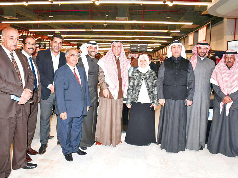 الصبيح تتوسط مسؤولي شركة «سيتي سنتر»