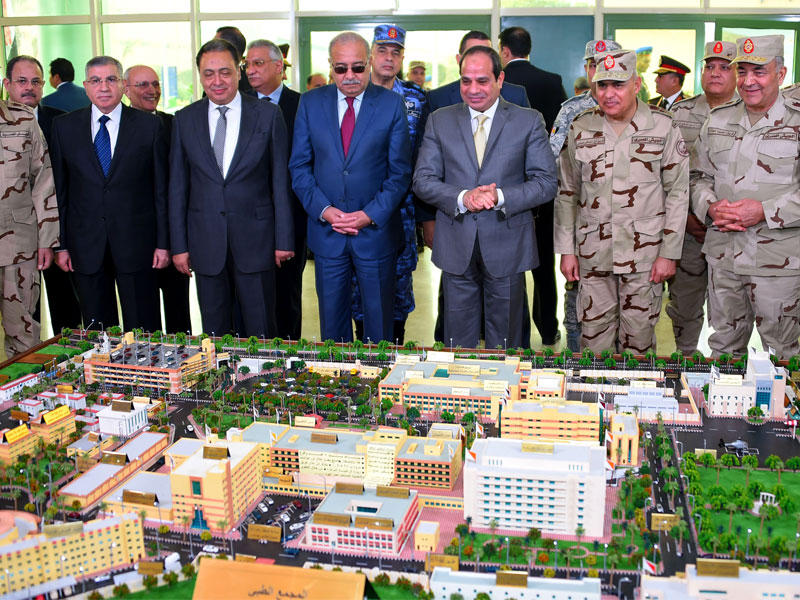 الرئيس السيسي يستمع لشرح عن مجسم لأحد المشاريع القومية الجديدة