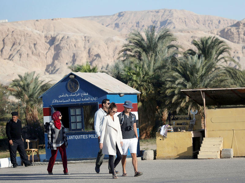 مجموعة من السياح يتجولون في ميناء الأقصر أمس الأول (رويترز)