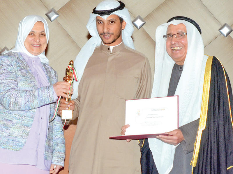 تكريم أحد المشاركين