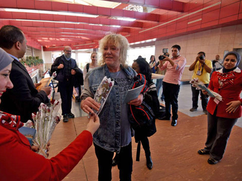 استقبال السياح بالورود بمطار شرم الشيخ