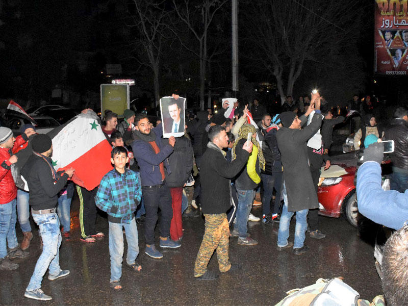 موالون للأسد يحتفلون في حلب الغربية أمس الأولt(أ ف ب)