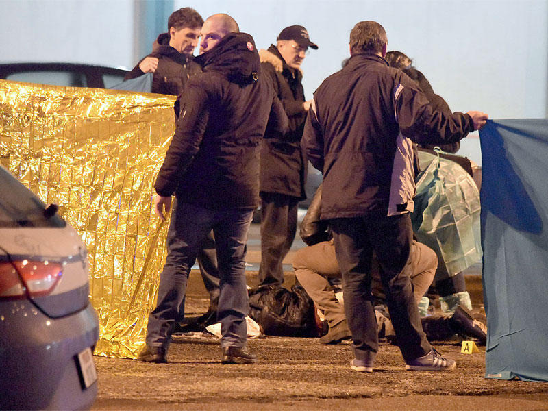 الشرطة الإيطالية وخبراء الطب الشرعي يفحصون جثة العامري في ميلانو أمس   (أ ف ب)