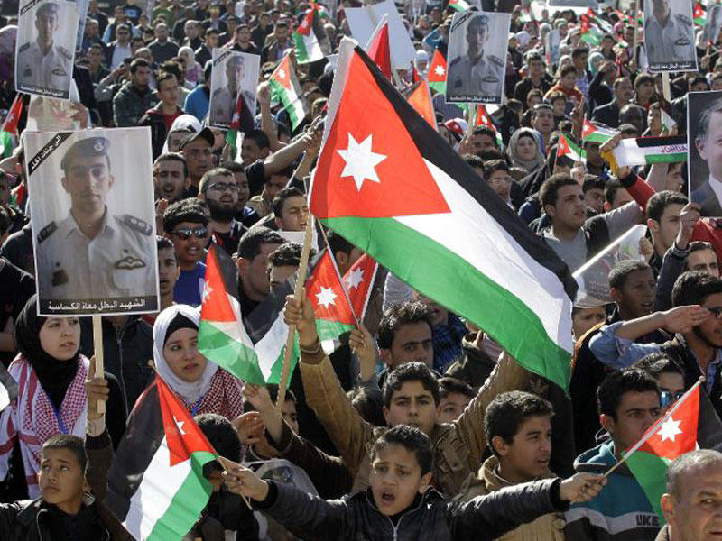 تظاهر المئات بعد صلاة الجمعة في عمان أمس