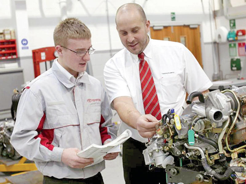 خبير «متقاعد» يدرب موظفاً مبتدئاً في ستيل كيس 