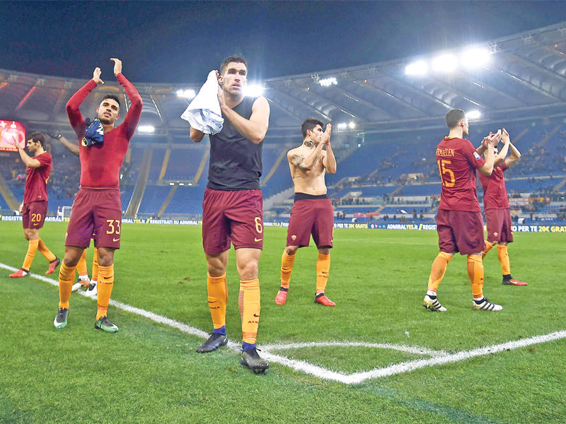 فرحة لاعبي روما بعد انتهاء المباراة أمام كييفو