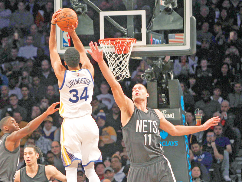 ليفينغستون نجم غولدن ستايت في محاولة للتسجيل في سلة نيتس