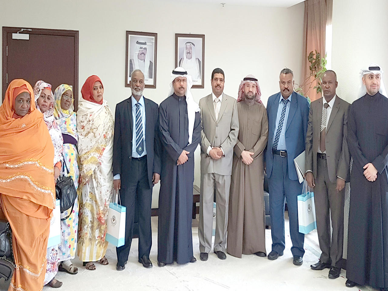 المدير العام لهيئة مشروعات الشراكة بين القطاعين العام والخاص الكويتية مطلق الصانع مع الوفد السوداني