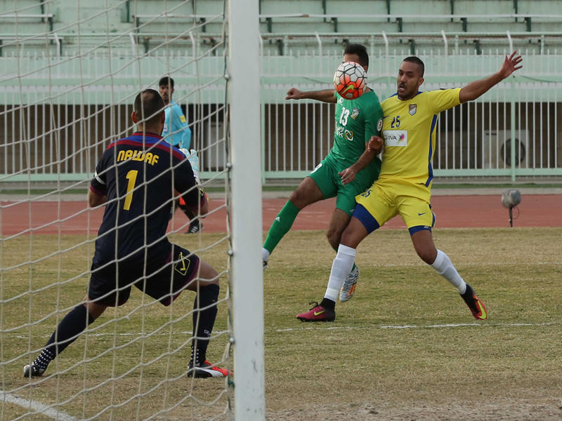 صراع على الكرة أمام مرمى العربي