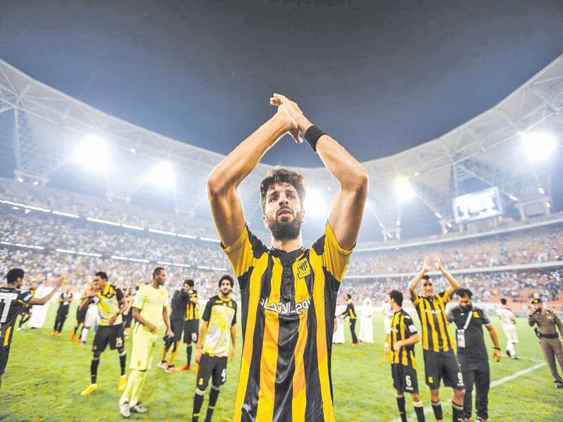 الأنصاري يرد التحية لجماهير الاتحاد التي هتفت باسمه