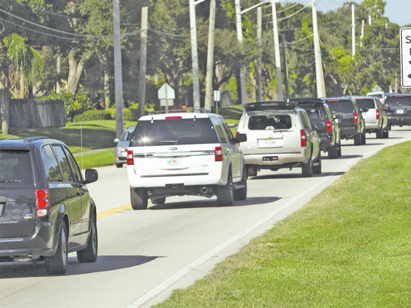 موكب ترامب يغادر ملعب انترناشيونال غولف كلوب بفلوريدا أمس الأول (أ ف ب)
