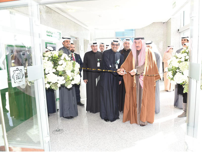 المحافظ خلال افتتاحه فرع «بيتك» بسعد العبدالله