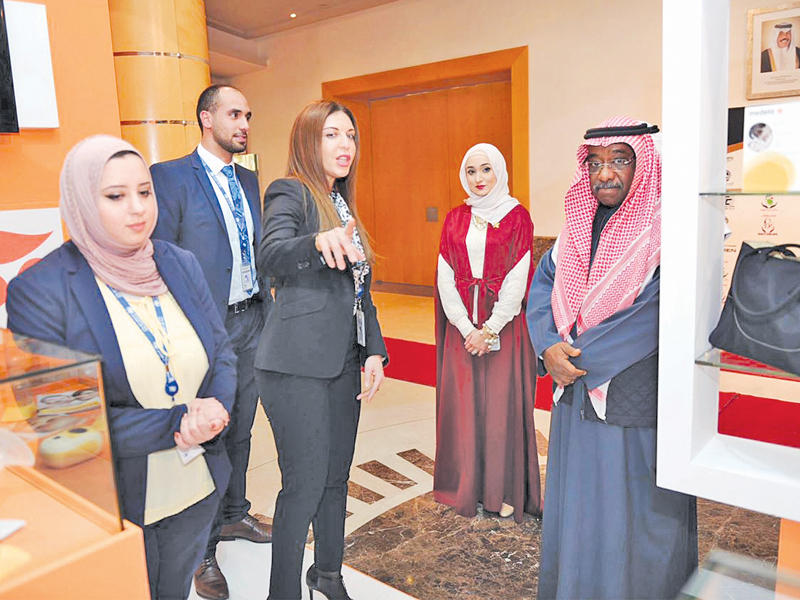 الخشتي خلال جولته بالمعرض المصاحب للملتقى