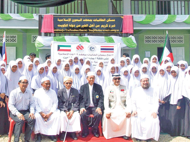 الطالبات أمام سكنهن