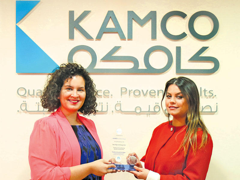 الشيخة فاطمة الصباح مسلّمة إلى دانة الجاسم درعاً تذكارية 