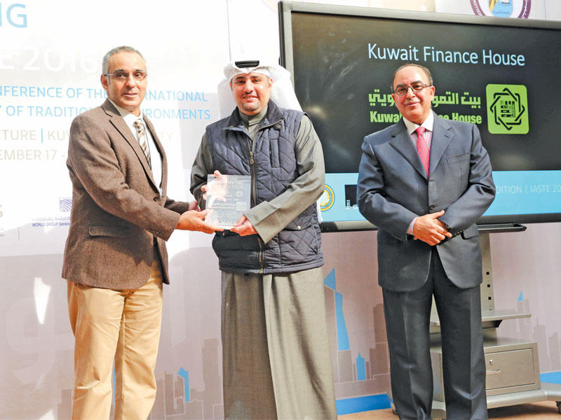 يوسف الرويح متسلما درعاً تكريمياً 