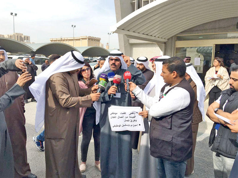 الشليمي متحدثاً خلال الوقفة الاحتجاحية أمس