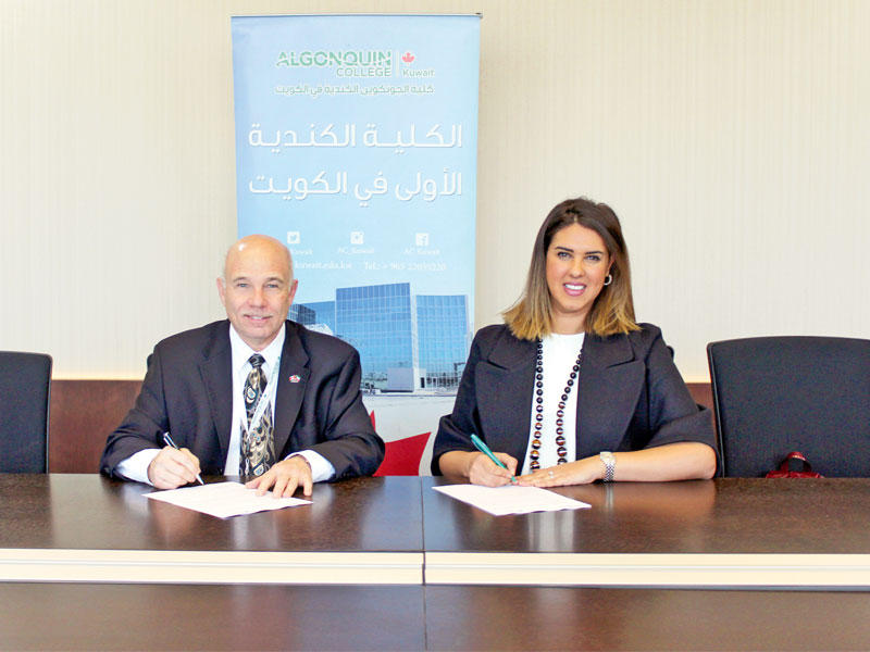 النيباري ومكهاردي خلال توقيعهما الاتفاقية