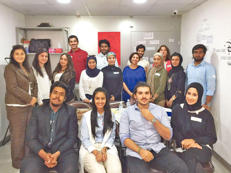 طلبة «الأسترالية» خلال التدريب