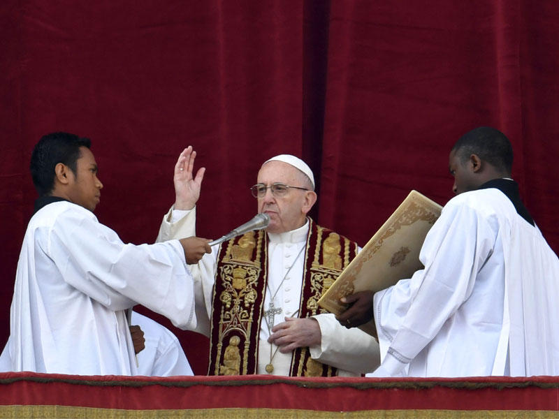 البابا يلقي عظته من شرفة ساحة القديس بطرس أمس (أ ف ب)n