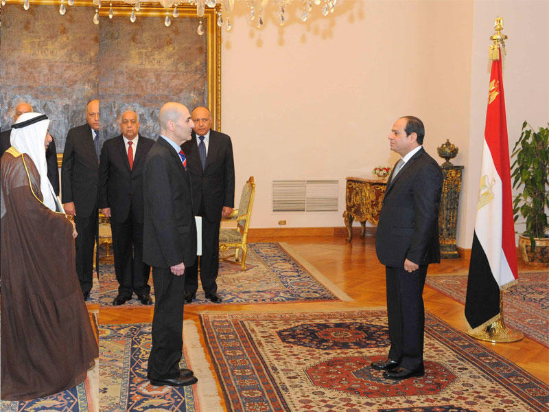 السيسي يعتمد أمس 13 سفيراً جديداً للعمل في القاهرة بينهم سفير الكويت محمد الذويخt(الجريدة) 