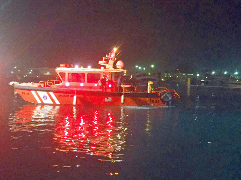 زوارق الإطفاء البحري تمشط منطقة الحادث