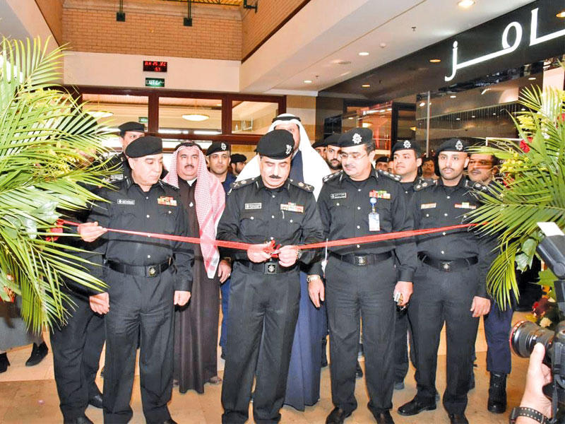 الماجد مفتتحاً المعرض بحضور الإبراهيم